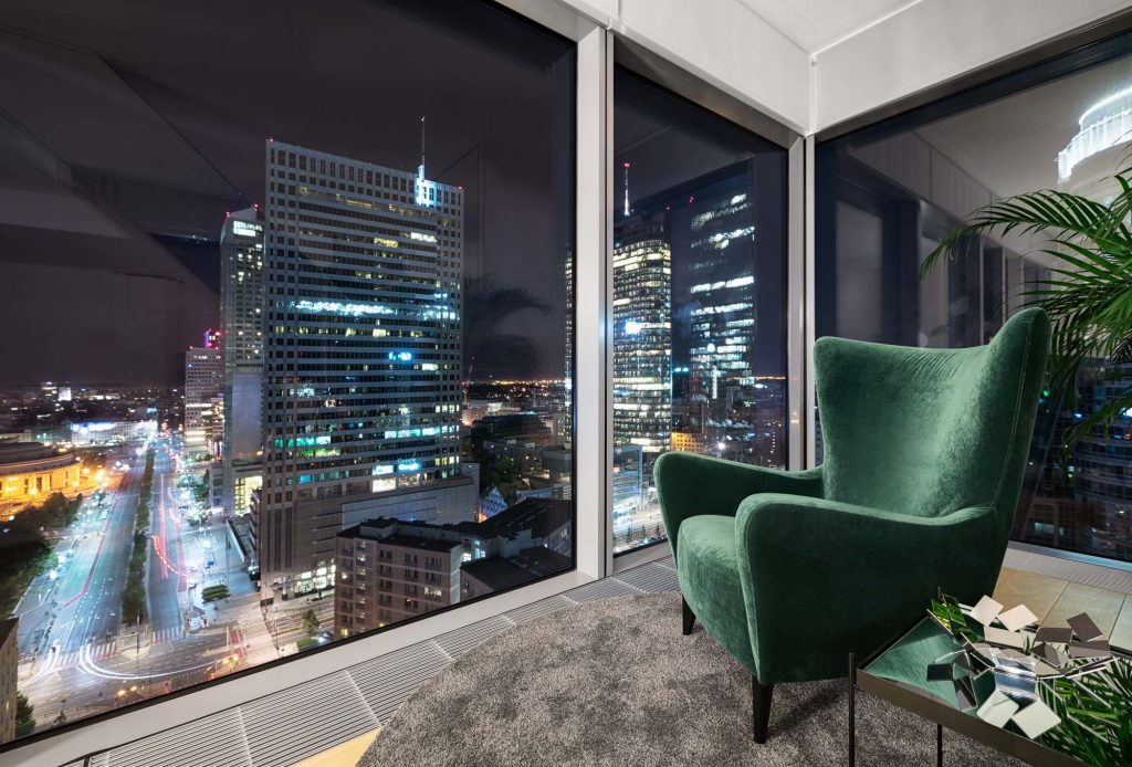 Cosmopolitan - wszystkie apartamenty sprzedane - fotel w środku