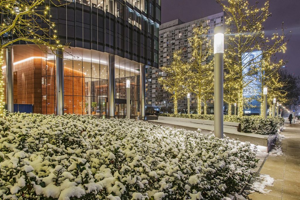 Plac przed budynkiem