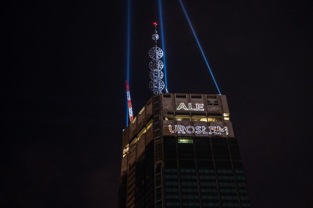 Fasada budynku z iluminacją