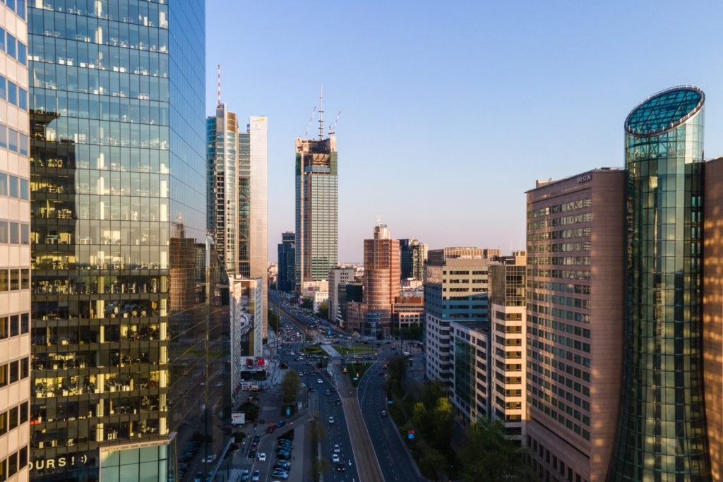 Wieżowiec na tle Warszawy