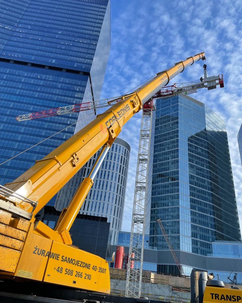 Żuraw na tle wieżowców wokół Ronda Daszyńskiego