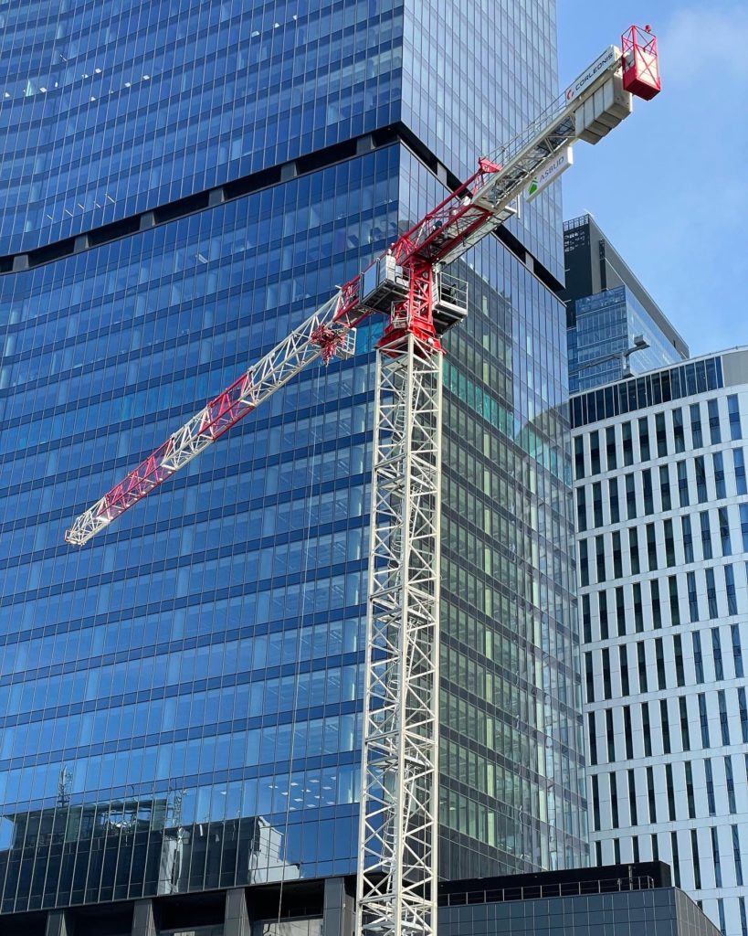 Żuraw na tle wieżowców wokół Ronda Daszyńskiego, fot. Corleonis