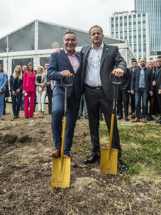 Inwestorzy wbijający łopatę na uroczystości rozpoczęcia budowy Golden Tower w Łodzi