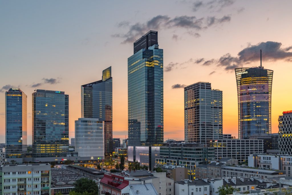 Warsaw UNIT w otoczeniu wieżowców na Rondzie Daszyńskiego w Warszawie