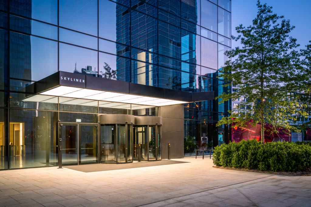Wejście do wieżowca Skyliner