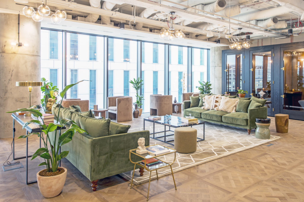 Przestrzeń biurowa typu flex w Skyklinerze