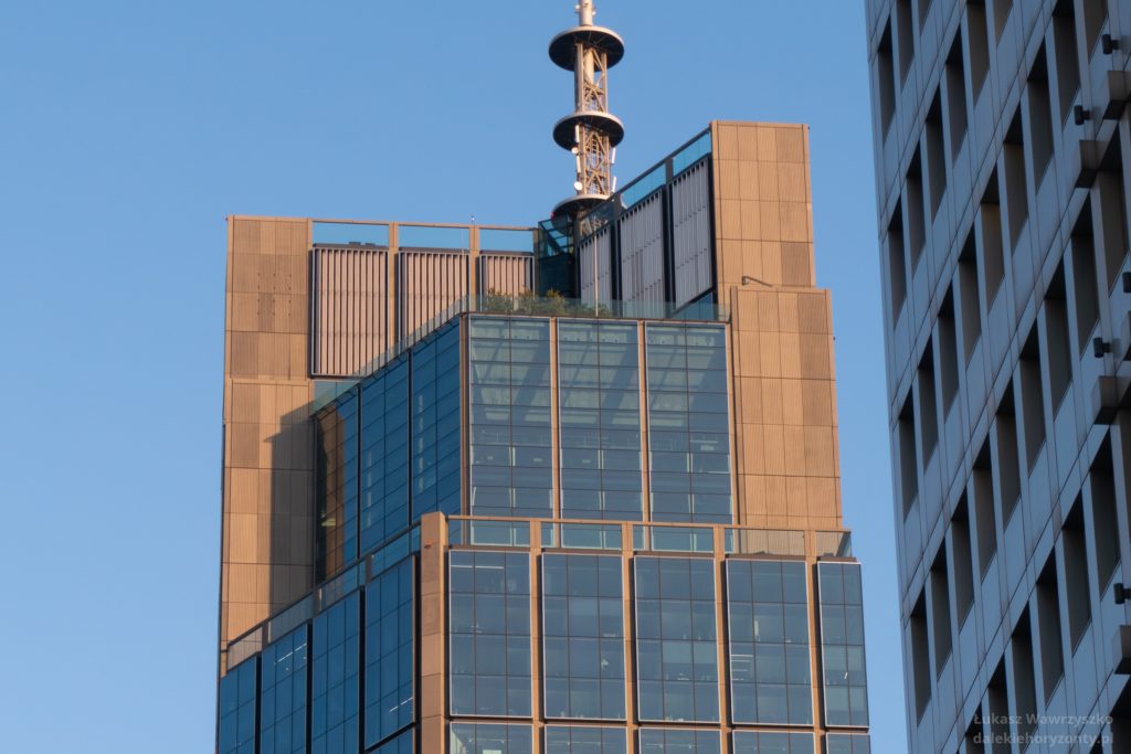 Zbliżenie na górną część budynku z tarasami widokowymi