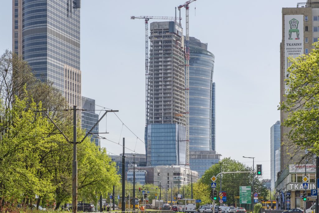 Wieżowiec na tle Ronda Daszyńskiego w Warszawie
