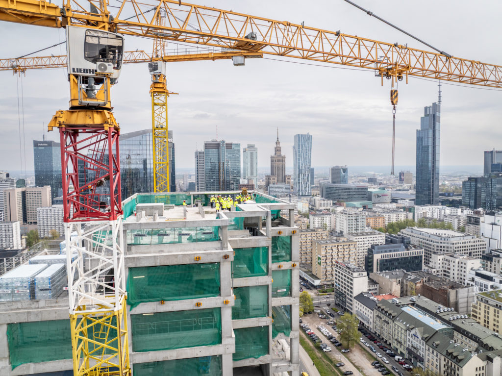 Wieżowiec w centrum Warszawy z wiechą. Studio A od Skanska blisko finiszu