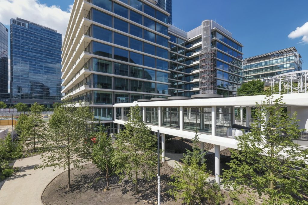 Towarowa22. Pierwszy biurowiec w projekcie już gotowy