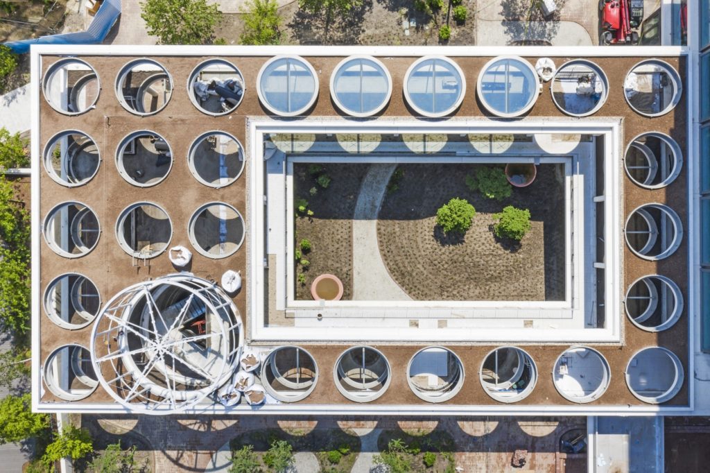 Towarowa 22. Pierwszy biurowiec w projekcie już gotowy