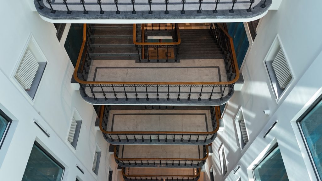 Zabytkowy hol Bellony połączony z wieżowcem