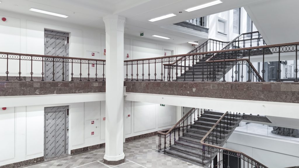 Zabytkowy hol Bellony w The Bridge