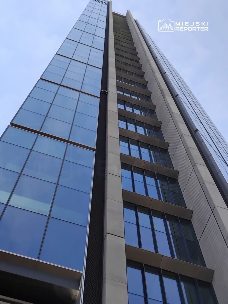 Francuski wspinacz zatrzymany na Varso Tower, fot. Miejski Reporter