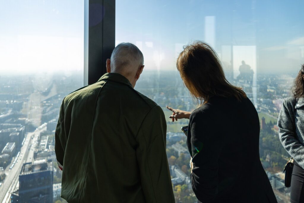 Powstańcy Warszawscy na tarasach Highline Warsaw. Spotkanie pokoleń i pamięci z panoramą stolicy w tle