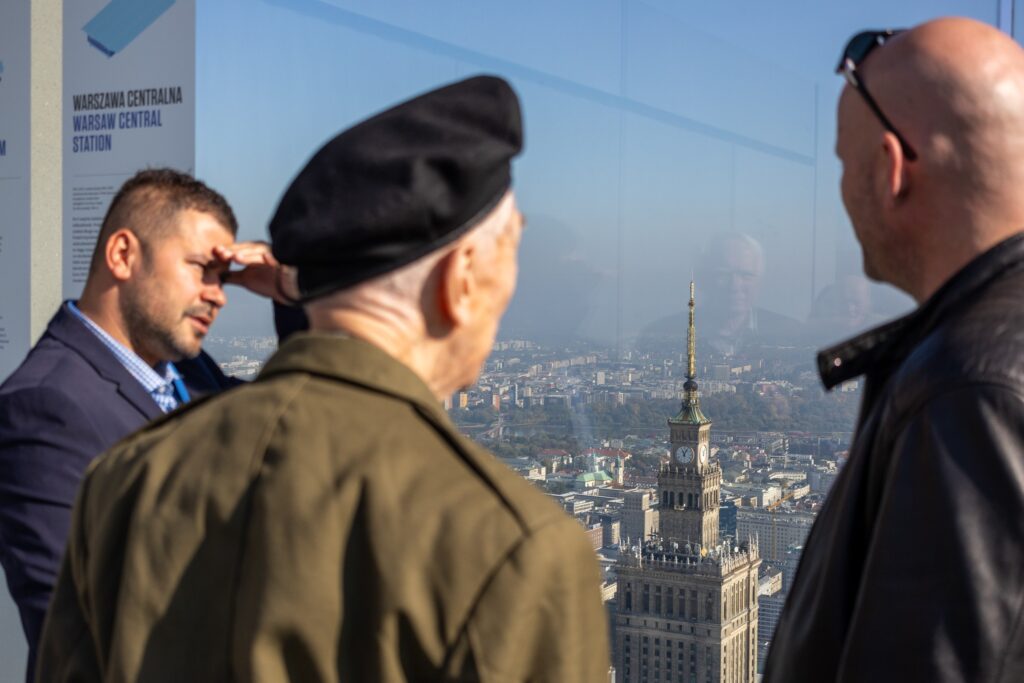 Powstańcy Warszawscy na tarasach Highline Warsaw. Spotkanie pokoleń i pamięci z panoramą stolicy w tle